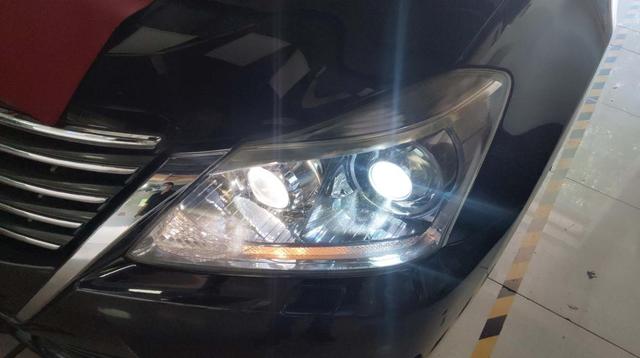 Đ&egrave;n pha LED tr&ecirc;n hiệu ứng đường